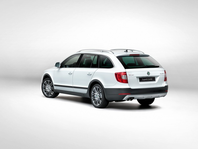 Skoda presenta el Superb Combi Outdoor: elegante, familiar y campero