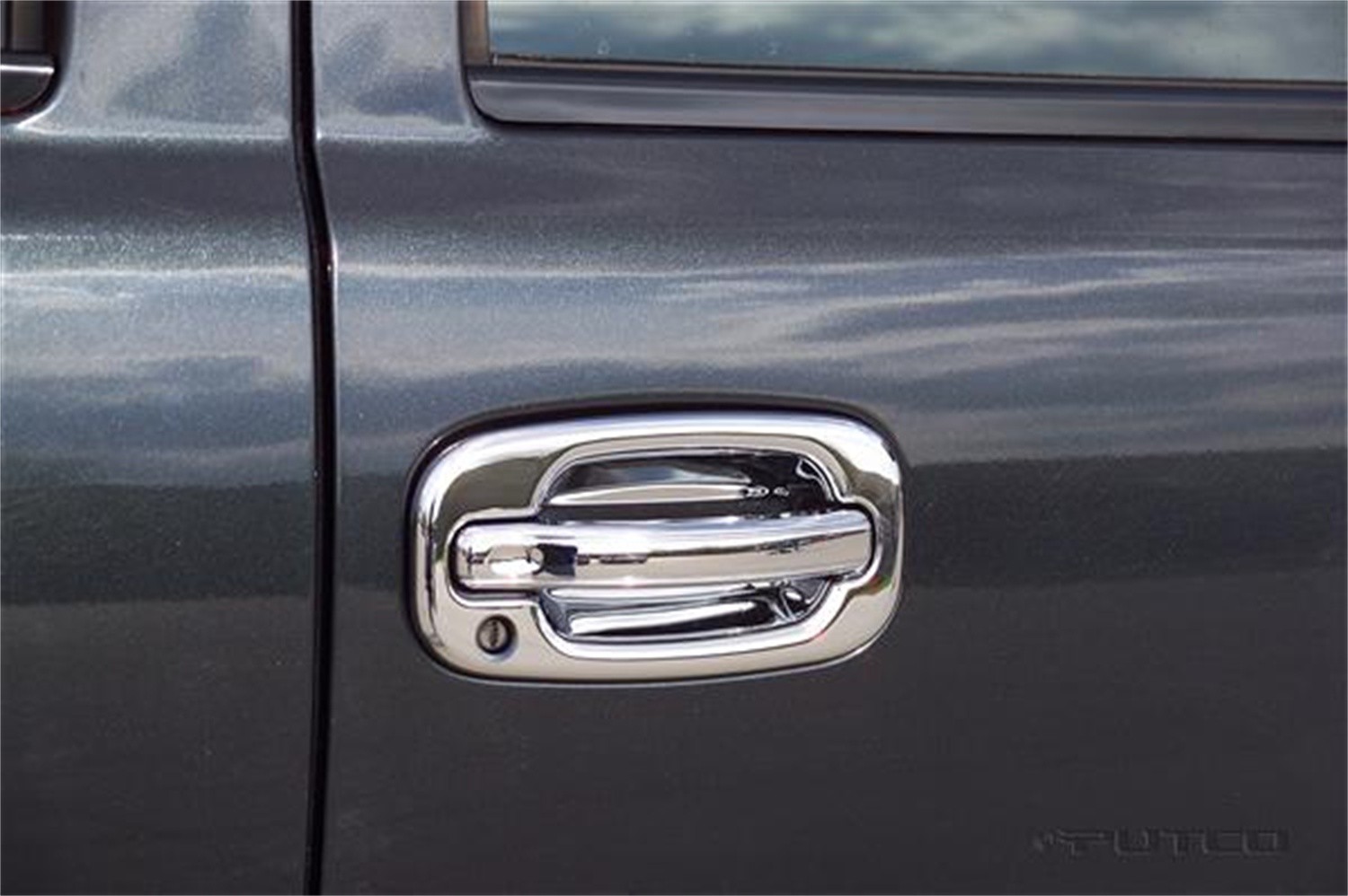 Foto de Cubierta de la manija exterior de la puerta  Chrome para Chevrolet Silverado 1500 2000 2001 2003 2006 Chevrolet Tahoe 2004 GMC Sierra 1500 2003 2005 GMC Yukon XL 1500 2003 Marca PUTCO Parte #400011